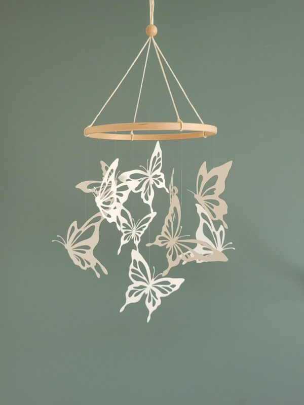 Décoration papillons en papier recyclé flottant dans les airs, mobile artisanal au style minimaliste.