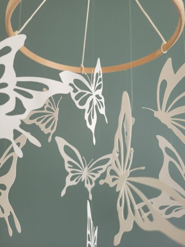 Mobile papillons minimaliste en papier recyclé, suspendu à un cercle en bois naturel, décoration aérienne pour chambre bébé.