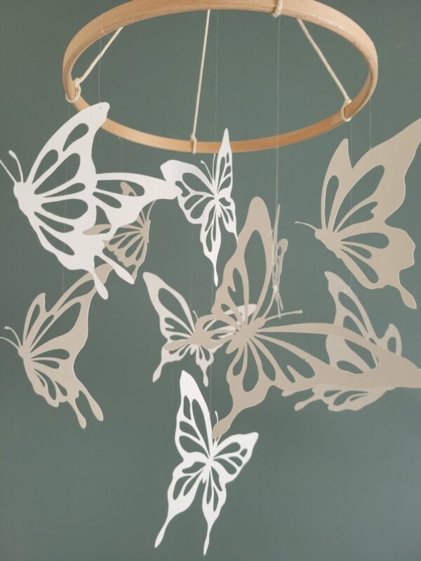 Mobile chambre bébé avec papillons légers, décoration poétique personnalisable en taille.