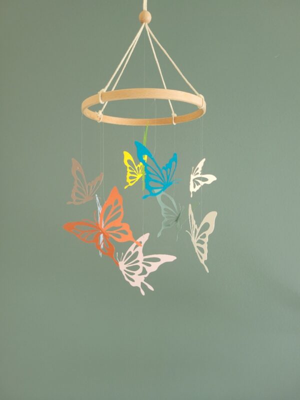 Mobile bébé papillon personnalisable en taille et couleur, idéal cadeau de naissance ou déco de chambre enfant.