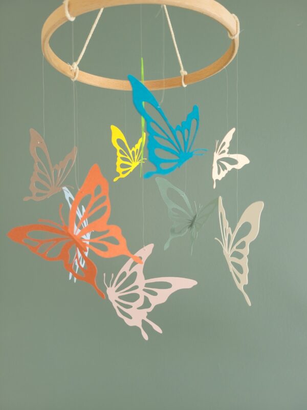 Mobile aérien avec papillons colorés en papier, décoration délicate pour chambre bébé ou salon.