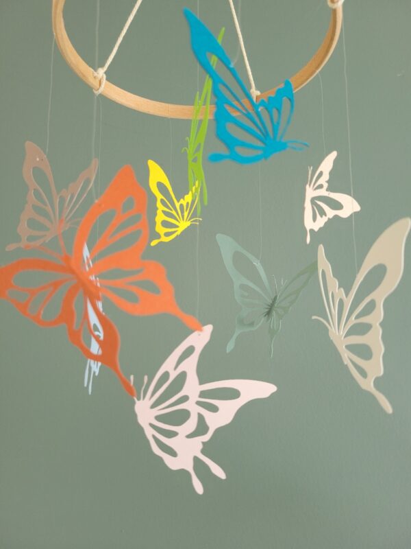 Mobile papillons minimaliste en papier recyclé, suspendu à un cercle en bois naturel, décoration aérienne pour chambre bébé.