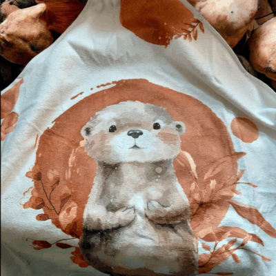 Cape de bain bébé en éponge de bambou – motif Loutre – fait main