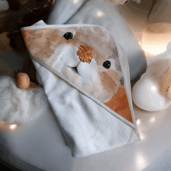 Cape de bain bébé en éponge de bambou – motif Loutre – fait main – Image 3