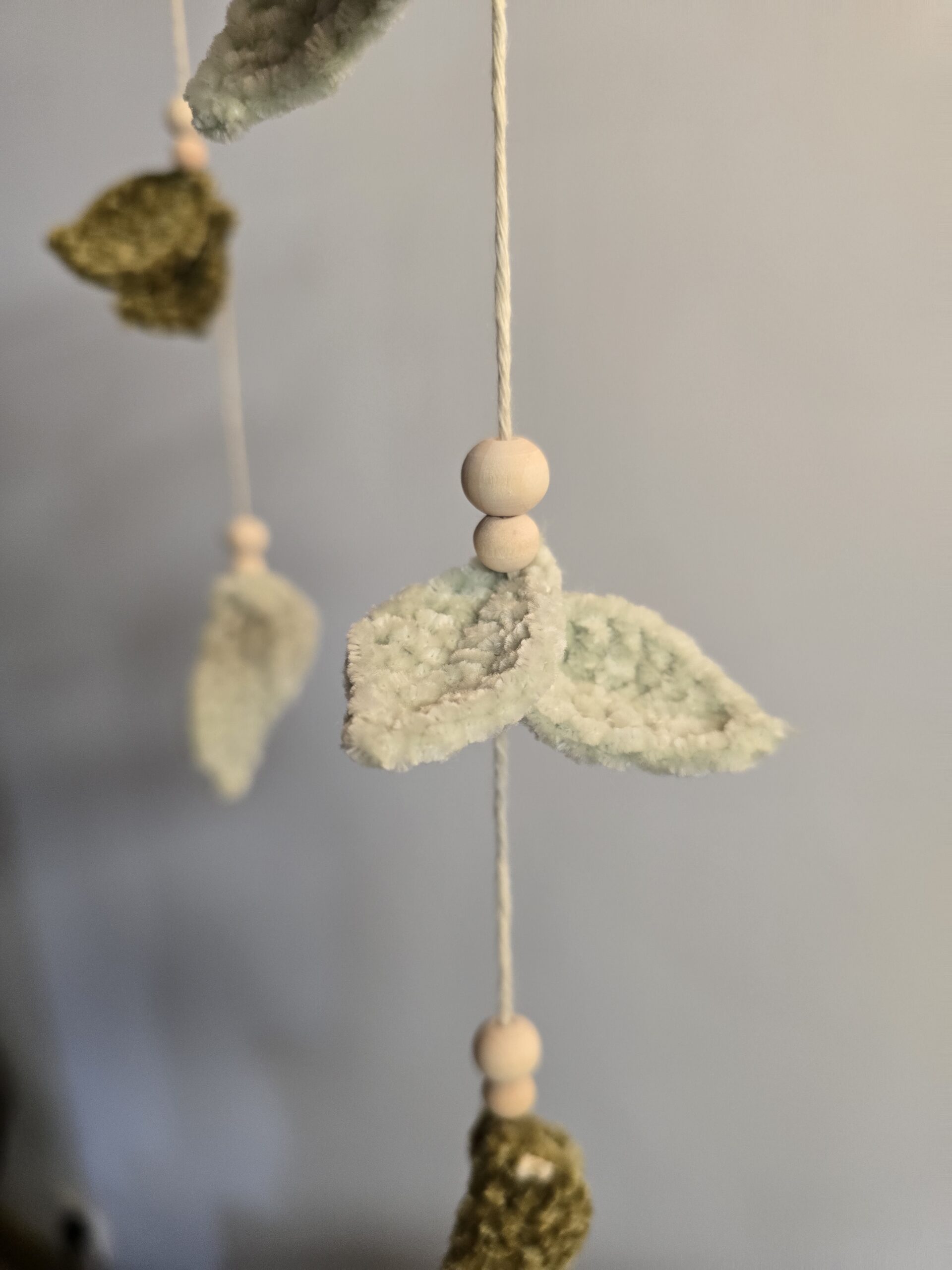 Mobile Bébé en Crochet Fait Main – Décoration de Chambre Nature Feuilles Vertes – Cadeau de Naissance Artisanal – Suspension Berceau Bois et Coton – Image 6