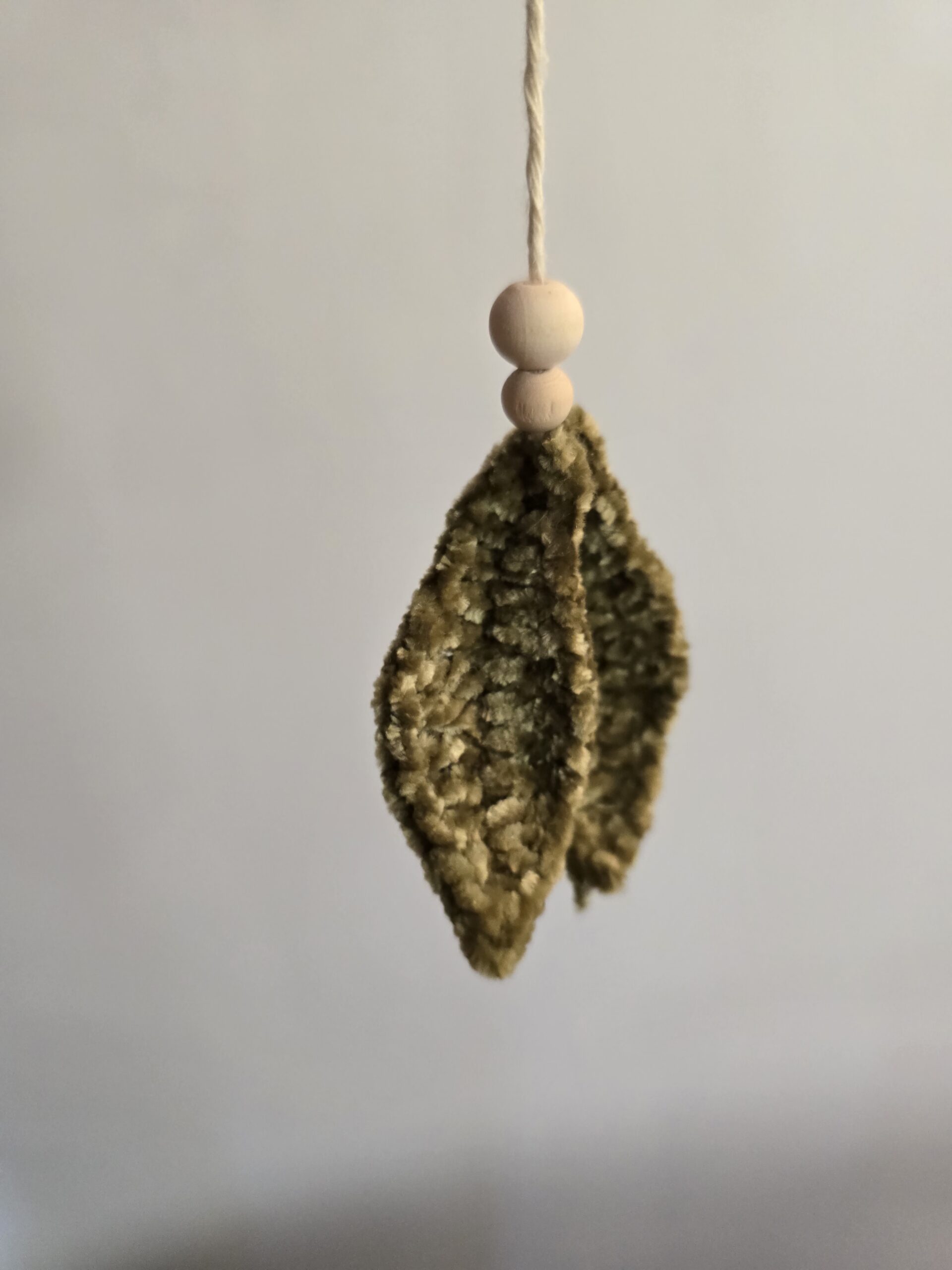 Mobile Bébé en Crochet Fait Main – Décoration de Chambre Nature Feuilles Vertes – Cadeau de Naissance Artisanal – Suspension Berceau Bois et Coton – Image 5