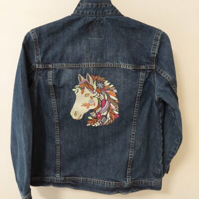 Veste jean customisée broderie cheval