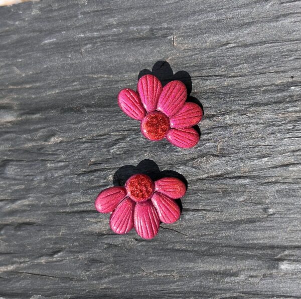 Boucles d’oreilles « Les Floralies 2 » en pâte polymère bordeaux – Image 2