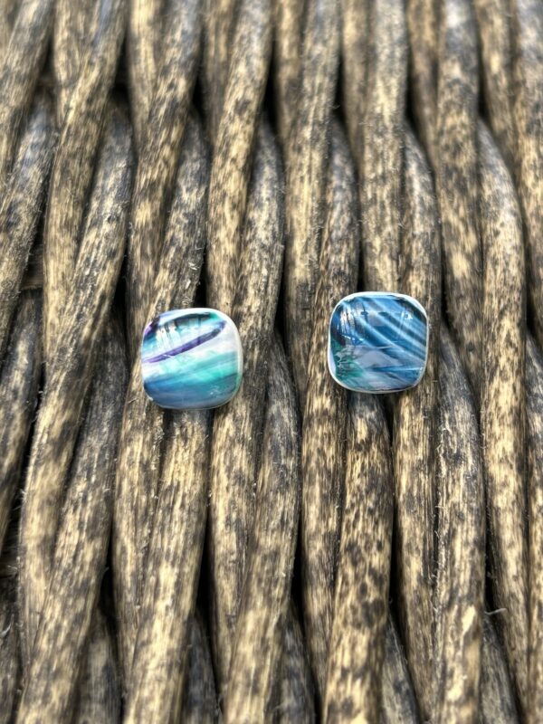 Boucles d’oreilles « Les petits carrés » en pâte polymère bleue – Image 2
