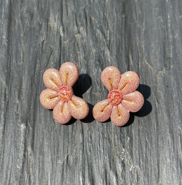 Boucles d’oreilles « Les floralies 1 » en pâte polymère rose gold – Image 2