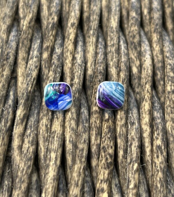 Boucles d’oreilles « Les petits carrés » en pâte polymère, bleu foncé – Image 2