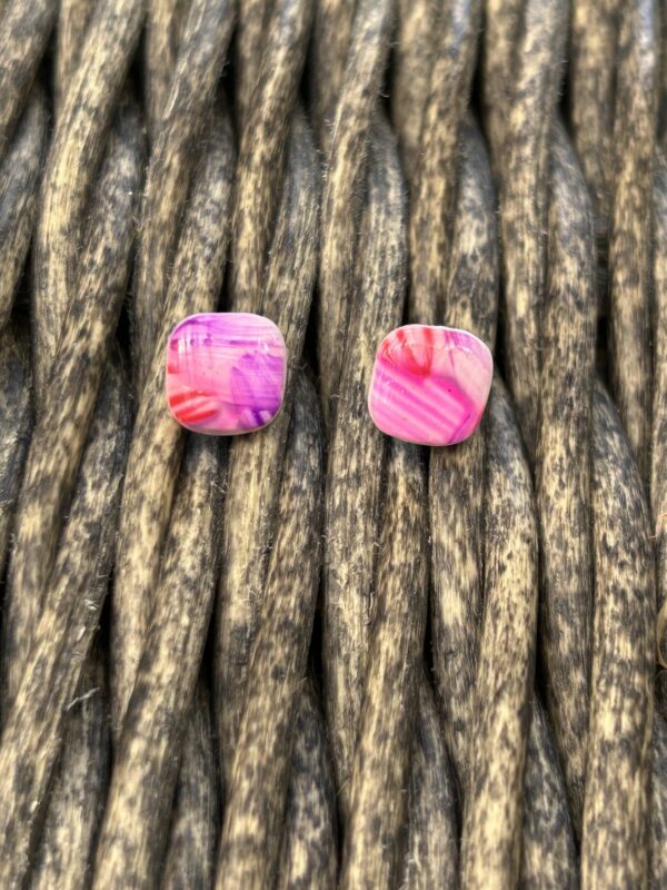 Boucles d’oreilles « Les petits carrés » en pâte polymère, rose et violet – Image 2