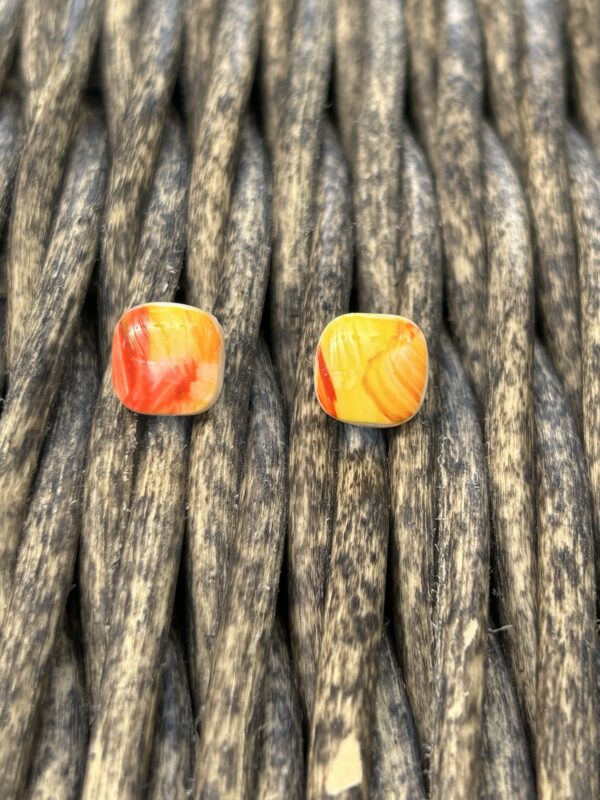 Boucles d’oreilles « Les petits carrés » en pâte polymère, jaune -orange – Image 2