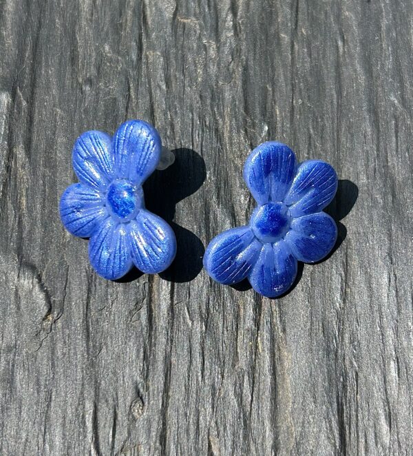Boucles d’oreilles « Les Floralies 1 », en pâte polymère bleue – Image 2