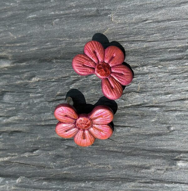 Boucles d’oreilles « Les floralies 1 » en pâte polymère, bordeaux – Image 2