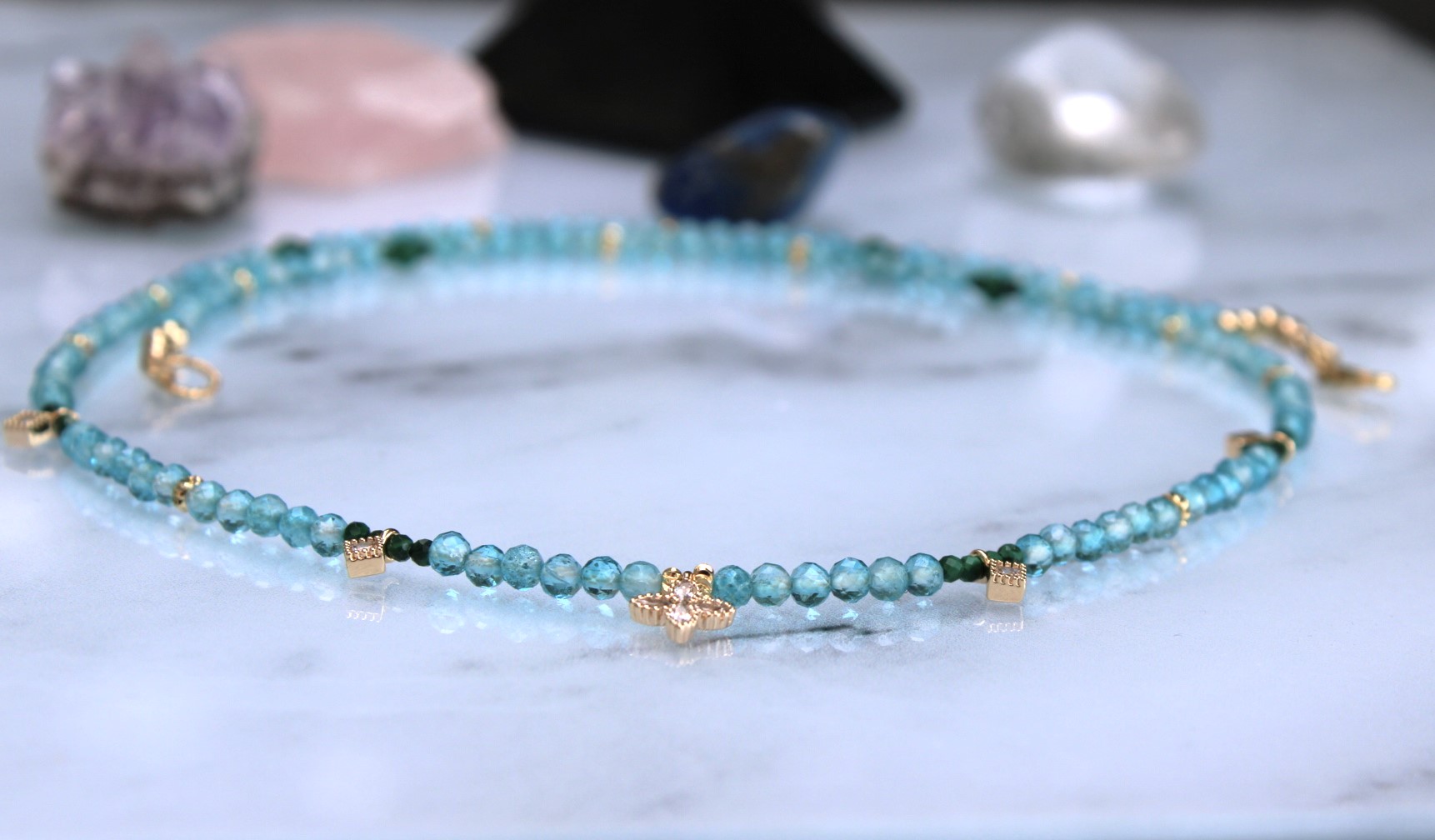 Collier en perles naturelles d' Apatite , de malachite et perles plaqué or ciselées sur gold filled – Image 3