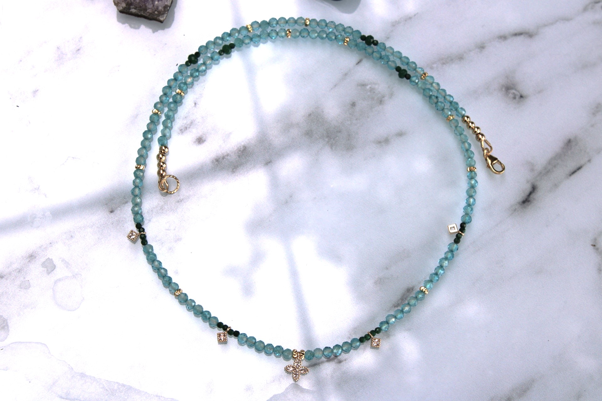 Collier en perles naturelles d' Apatite , de malachite et perles plaqué or ciselées sur gold filled – Image 4