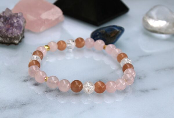 Bracelet élastique Quartz Rose, Pierre du Soleil et Cristal de Roche craquelé et perles Plaqué Or 18k – Image 2