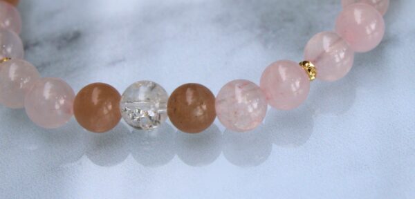 Bracelet élastique Quartz Rose, Pierre du Soleil et Cristal de Roche craquelé et perles Plaqué Or 18k – Image 4