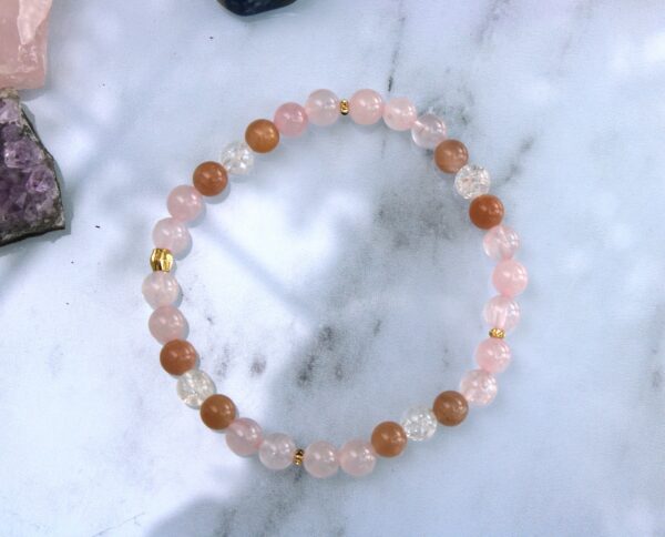 Bracelet élastique Quartz Rose, Pierre du Soleil et Cristal de Roche craquelé et perles Plaqué Or 18k – Image 3