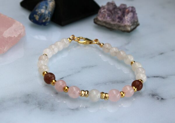 Bracelet fin en pierre de lune, quartz rose et quartz fraise avec perles plaqué or 18k, montage gold filled ( plaqué or supérieur) – Image 2