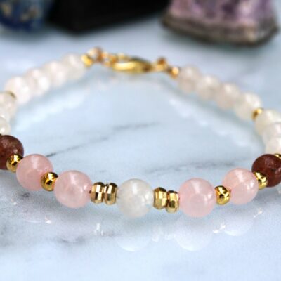 Bracelet fin en pierre de lune, quartz rose et quartz fraise avec perles plaqué or 18k, montage gold filled ( plaqué or supérieur)
