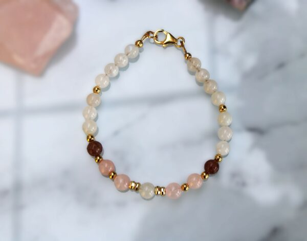 Bracelet fin en pierre de lune, quartz rose et quartz fraise avec perles plaqué or 18k, montage gold filled ( plaqué or supérieur) – Image 3