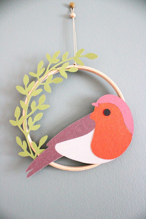 Objet mural original avec oiseau et feuillage, papier recyclé et bois naturel