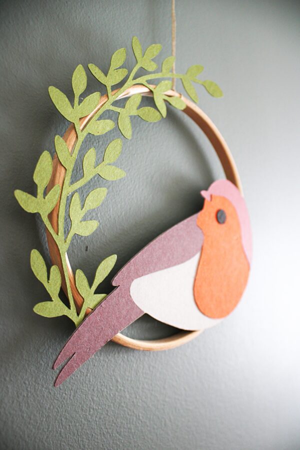 Déco murale bohème avec oiseau et feuilles en papier dans un cercle en bois