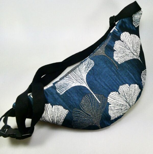 Sac banane tissu jacquard bleu à motifs de fleurs de ginko – Image 3
