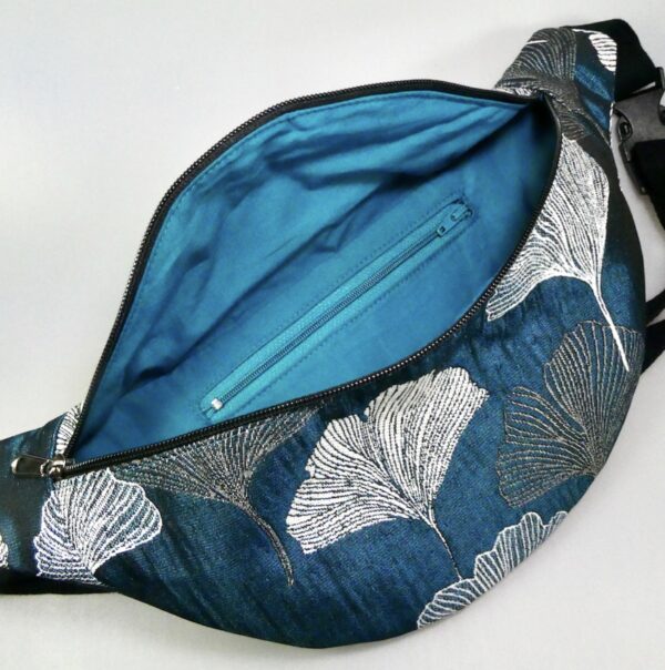Sac banane tissu jacquard bleu à motifs de fleurs de ginko – Image 4