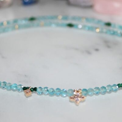 Collier en perles naturelles d' Apatite , de malachite et perles plaqué or ciselées sur gold filled