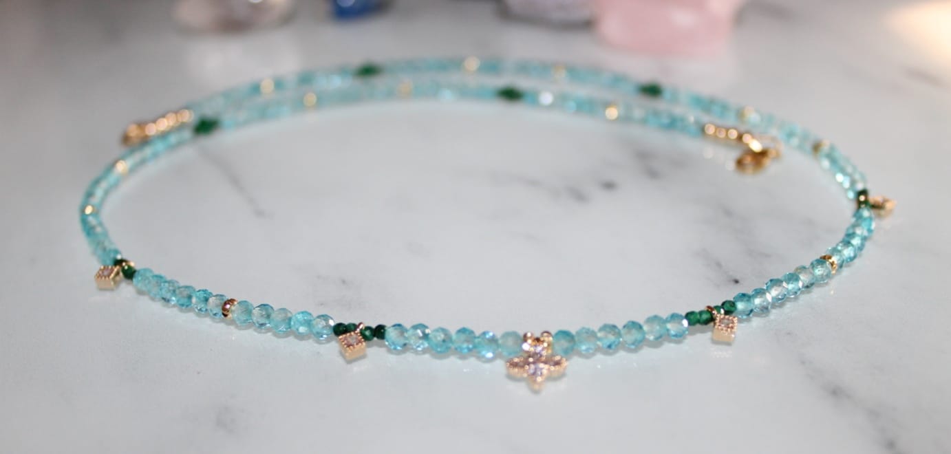 Collier en perles naturelles d' Apatite , de malachite et perles plaqué or ciselées sur gold filled