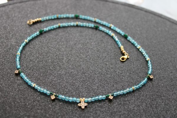 Collier en perles naturelles d' Apatite , de malachite et perles plaqué or ciselées sur gold filled ( plaqué or ++) – Image 2