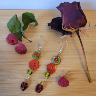 Paire de boucles d'oreilles rouge et verte motif fraise