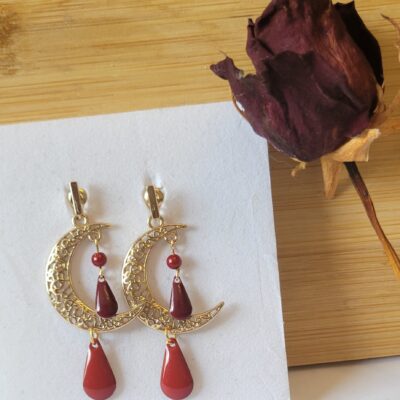Boucles d'oreilles lune dorée et gouttes rouges
