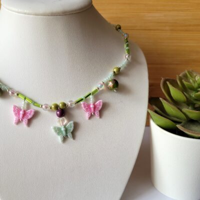 Collier perles papillon rose et vert