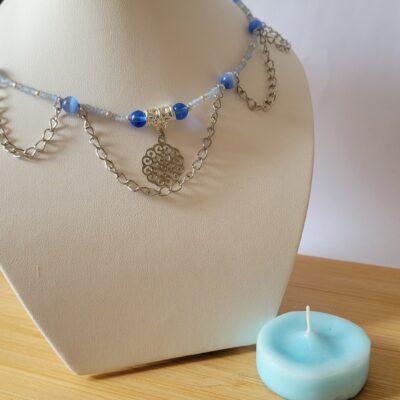 Collier perles bleues avec pendentif argenté et chaînes argentées