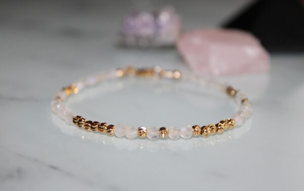 Bracelet fin en Pierre de lune arc en ciel facettée 3mm