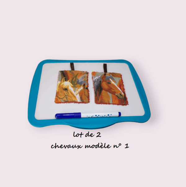 Duo de lingettes pour ardoise scolaire avec plusieurs motifs amusants pour les enfants.