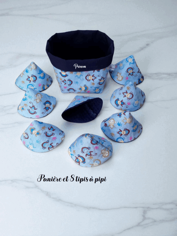 Panière et 8 cônes anti pipi, pare pipi, change bébé personnalisable modèle petits singes fond bleu