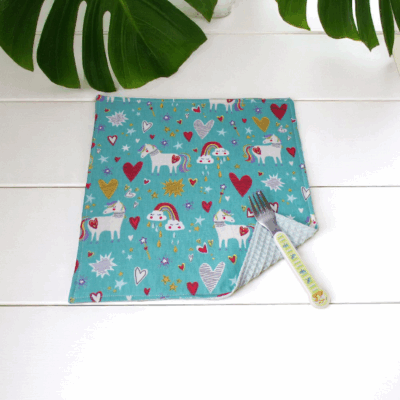 serviette de table pour enfants doublée nid d'abeille, modèles au choix,