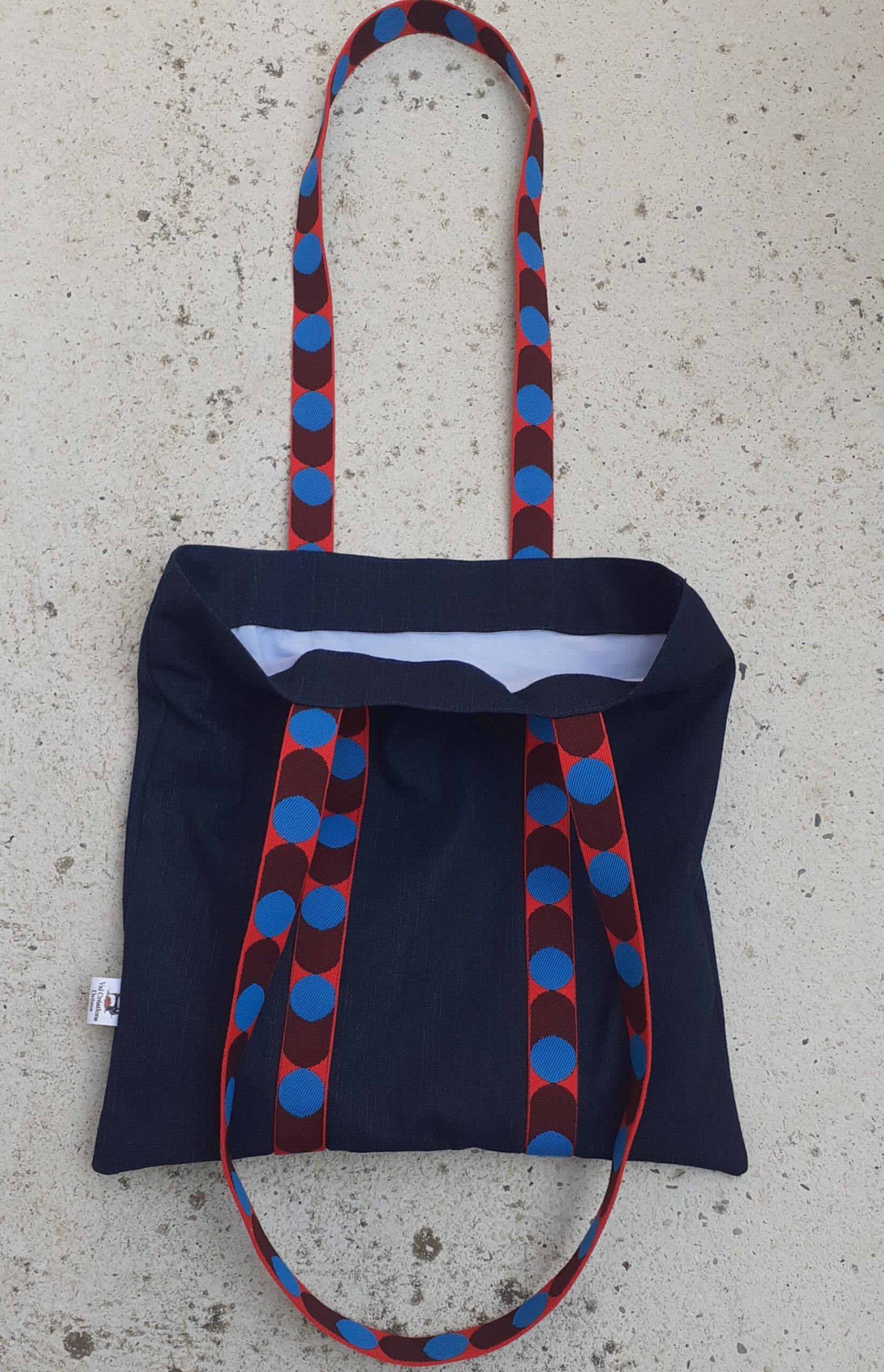 "Sac en tissu bleu nuit avec anses graphiques rouge et bleu"