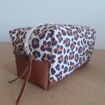 Trousse de toilette rectangle et zippée pour femme bi matière simili marron et coton léopard.