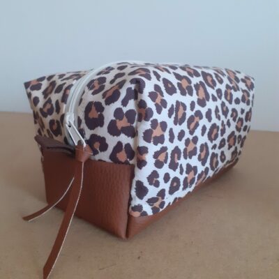 Trousse de toilette rectangle et zippée pour femme bi matière simili marron et coton léopard.