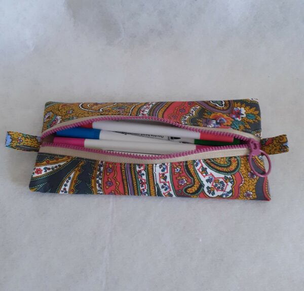 Trousse d'école zippée aux couleurs automnales et aux motifs cachemire.