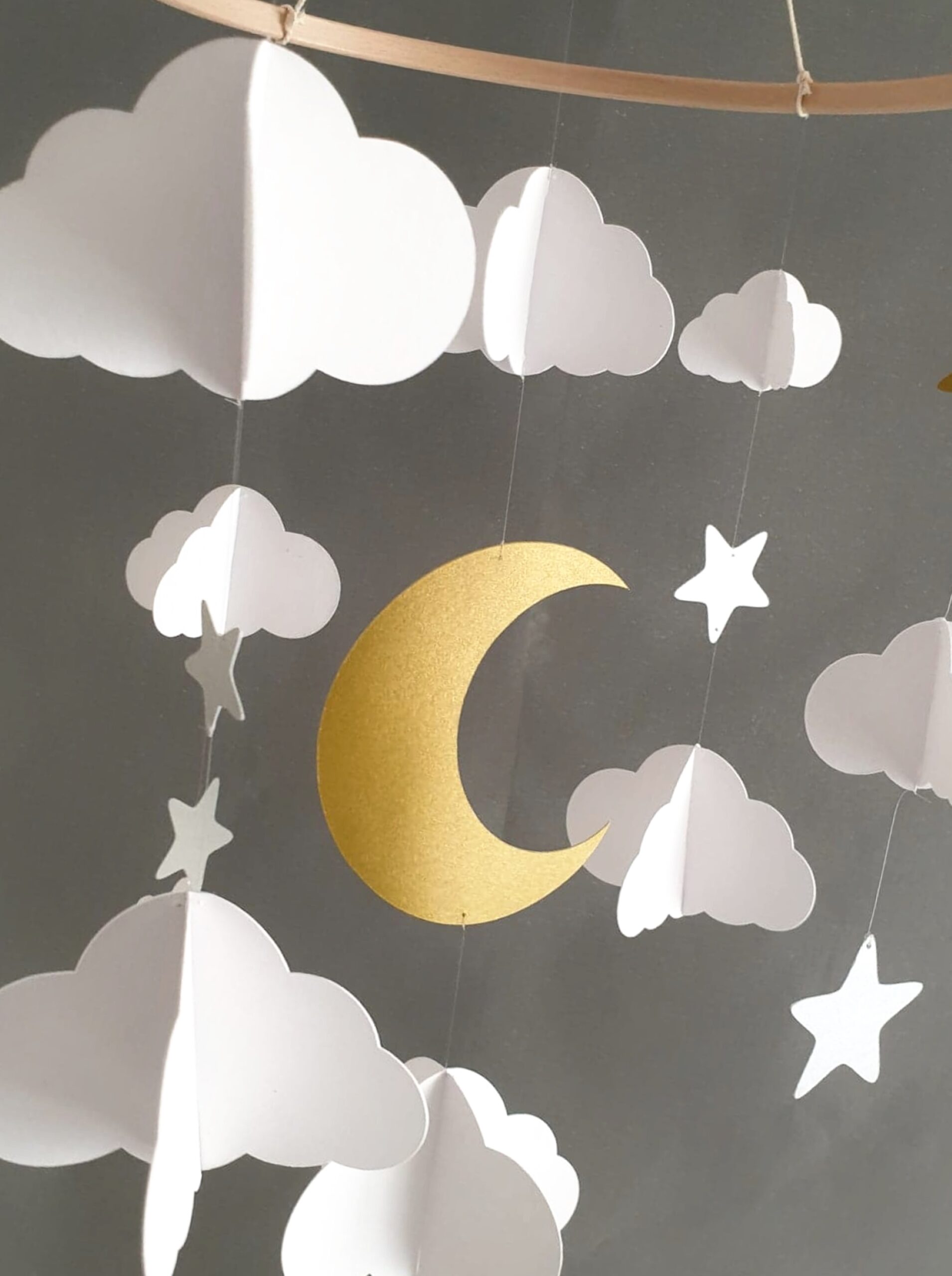 Mobile doux et léger avec lune dorée, étoiles et nuages blancs, fait main.