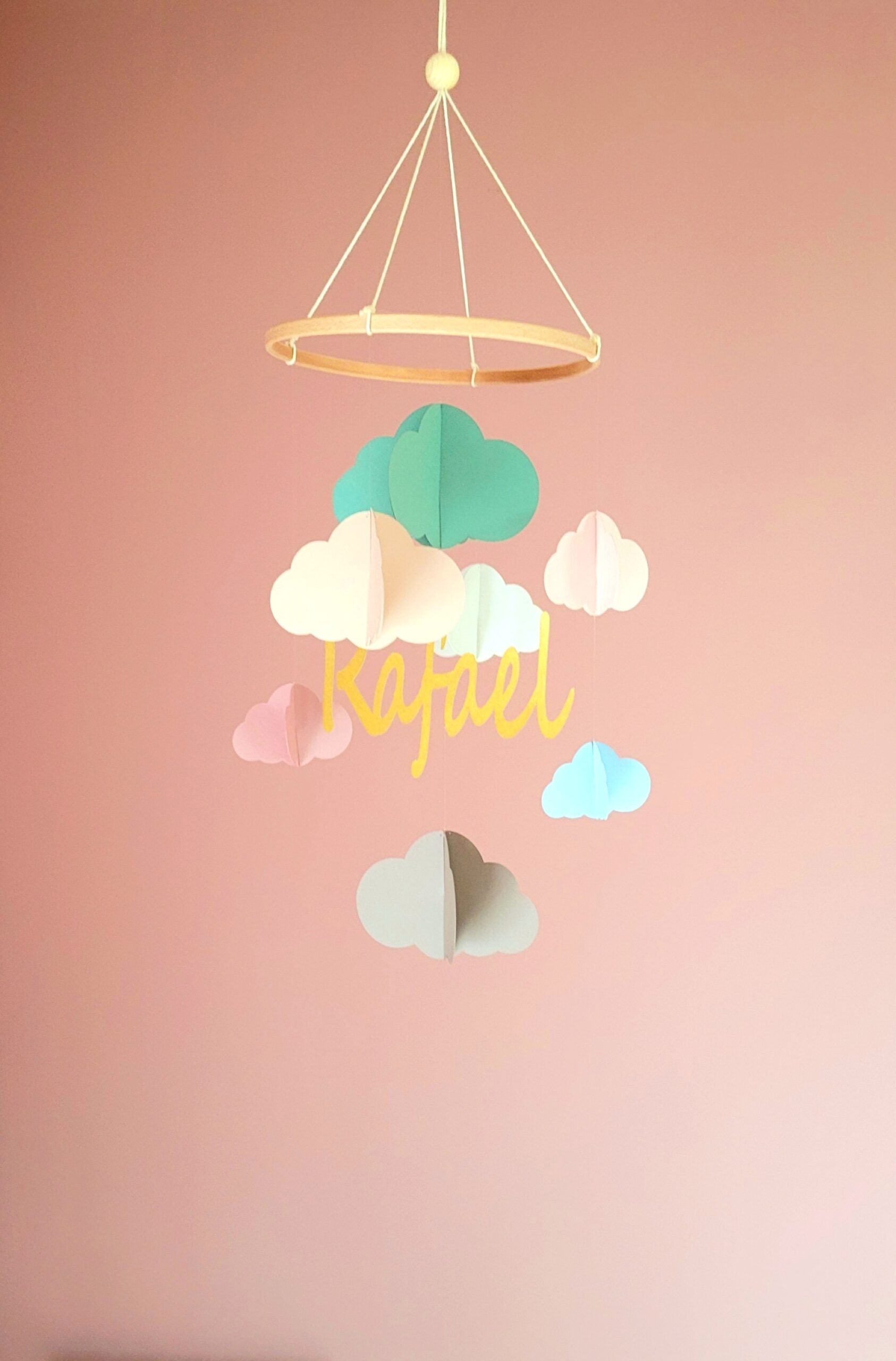 Mobile bébé personnalisable avec prénom, fabriqué à la main en papier cartonné recyclé.
