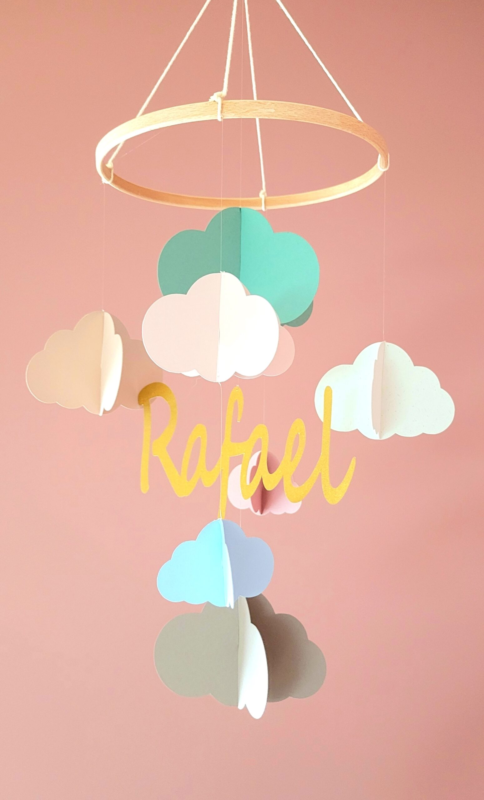 Chaque pièce est réalisée à la main avec du papier recyclé, pour un objet décoratif unique et écoresponsable.
