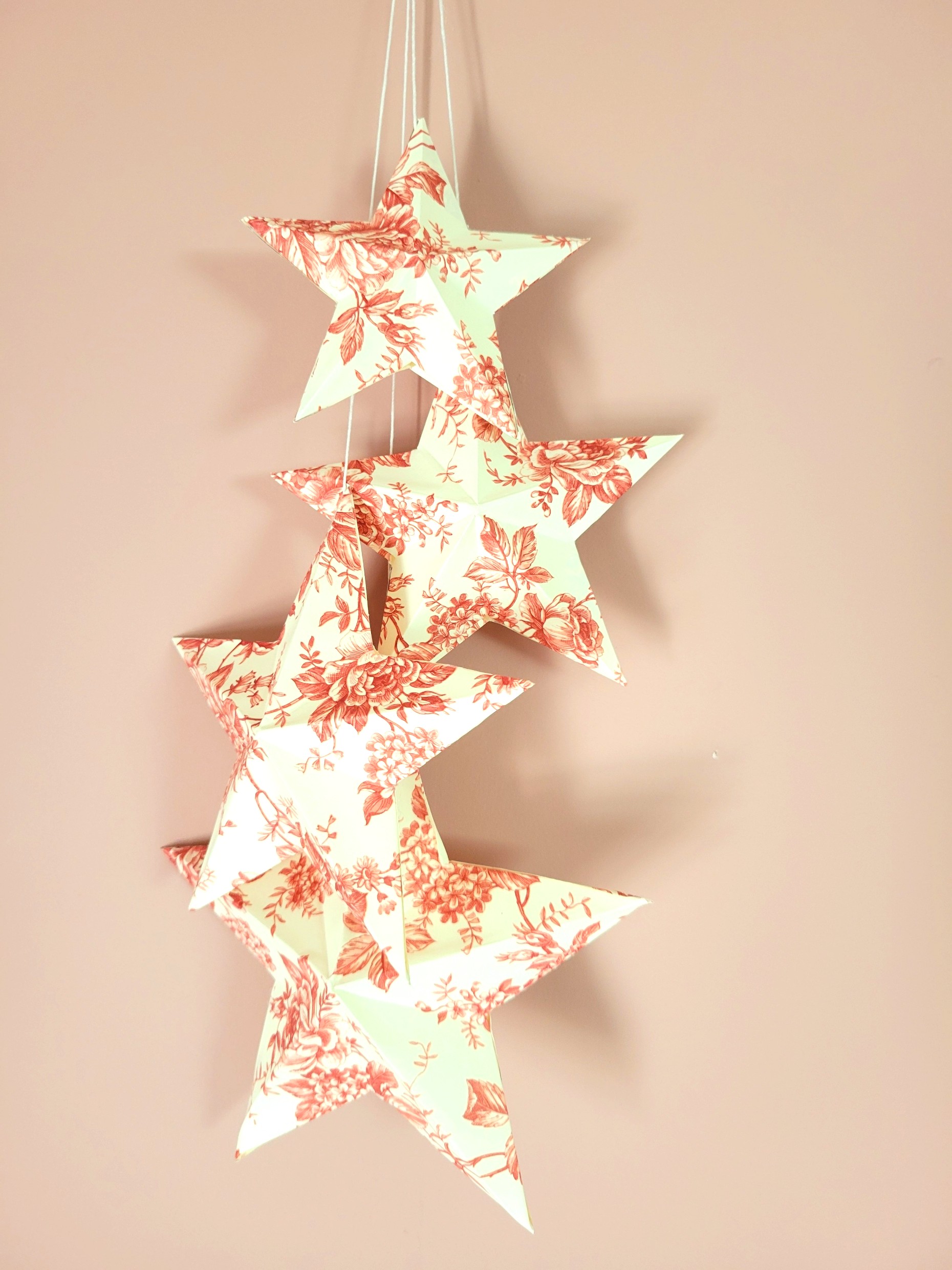 Suspension design étoiles 3D artisanales en papier recyclé